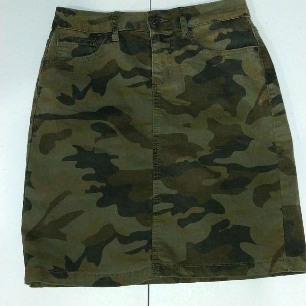 Earl jean camo skirt sz 4 new!